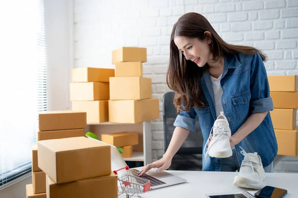 Asiática Adolescente Propietaria Mujer Negocios Trabajo Casa Para Compras Venta — Foto de Stock