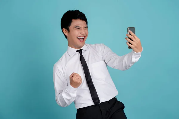 Happy Mosolygós Fiatal Ázsiai Férfi Formális Ing Segítségével Okostelefon Elszigetelt — Stock Fotó