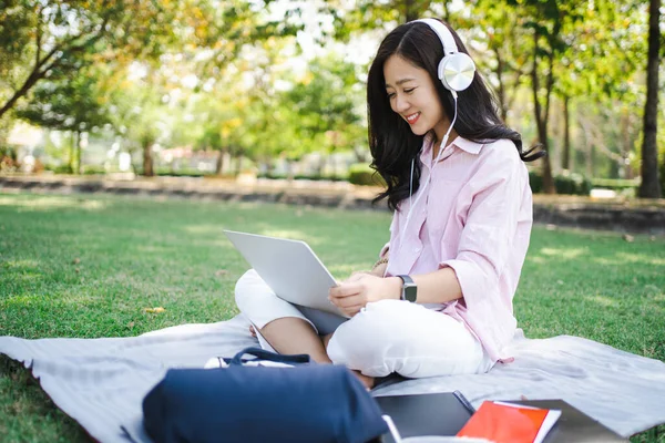 Μαθήτριες Που Σπουδάζουν Online Κάθεται Έξω — Φωτογραφία Αρχείου