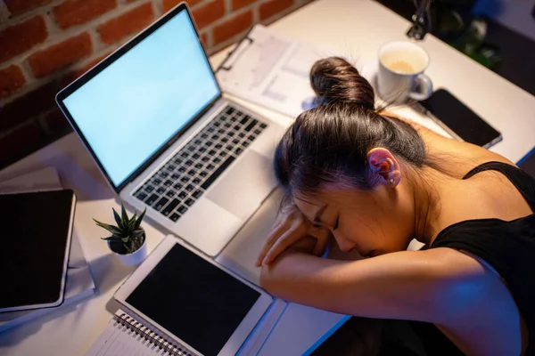 Women Work Hard Office Night She Sleeps Desk — Foto de Stock