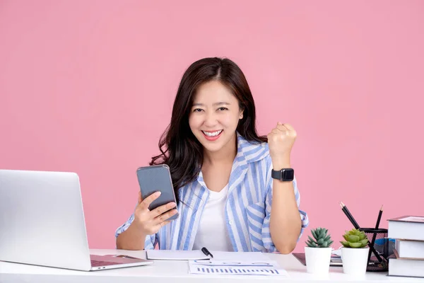 Young Businesswoman Casual Shirt Sitting Her Desk Holding Smartphone Showing — Stock fotografie