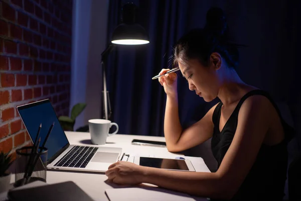 Asian Women Stressed Out Work She Office Night — Foto de Stock