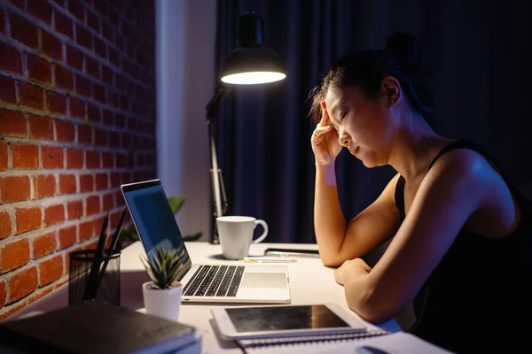 Young Asian Woman Tired Headache Sitting Computer Workplace Night Overtime — Foto de Stock