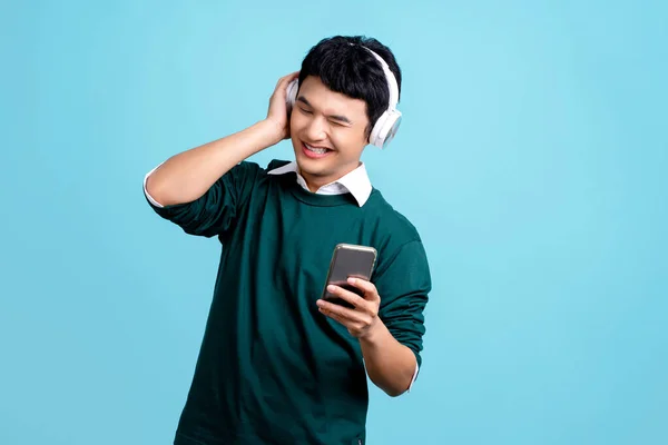 Portrait Smiling Young Handsome Asian Man Wearing Headphones Listening Music — Stockfoto