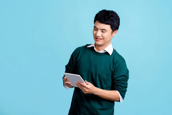 Fiatal Ázsiai Férfi Zöld Alkalmi Ing Segítségével Tabletta Kéznél Elszigetelt — Stock Fotó