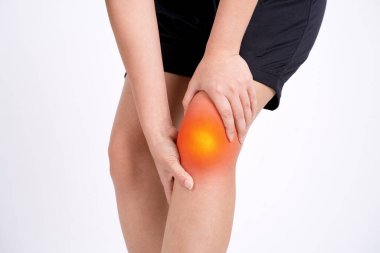 Kadının beyaz arka planda diz ağrısı, kırmızı röfleler var..