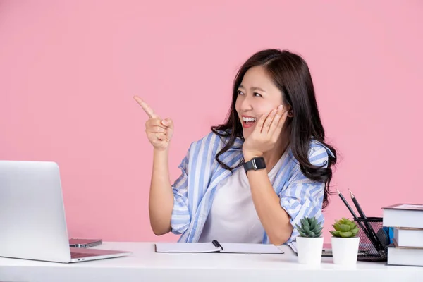 Mladý Úspěšný Usměvavý Zaměstnanec Asijské Obchodní Žena Nosit Ležérní Tričko — Stock fotografie