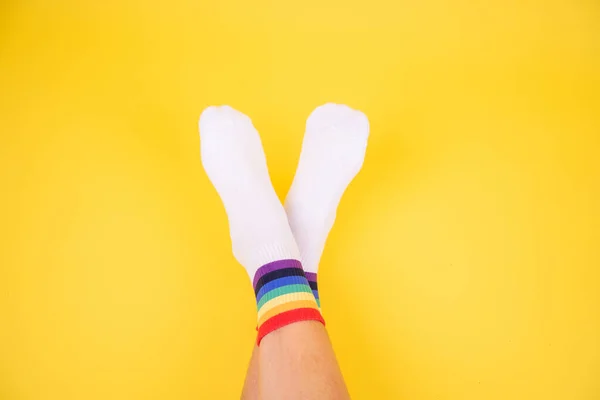 Sarı Arka Planda Gökkuşağı Çoraplı Kadın Bacakları — Stok fotoğraf