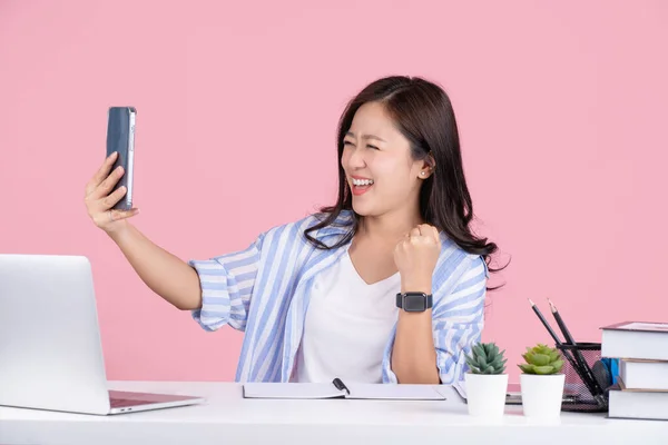 Jonge Succesvolle Lachende Werknemer Aziatische Zakenvrouw Dragen Casual Shirt Zitten — Stockfoto