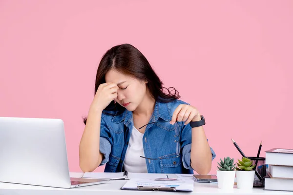 Mujer Asiática Joven Están Estresados Cansados Del Trabajo Estaba Sosteniendo — Foto de Stock