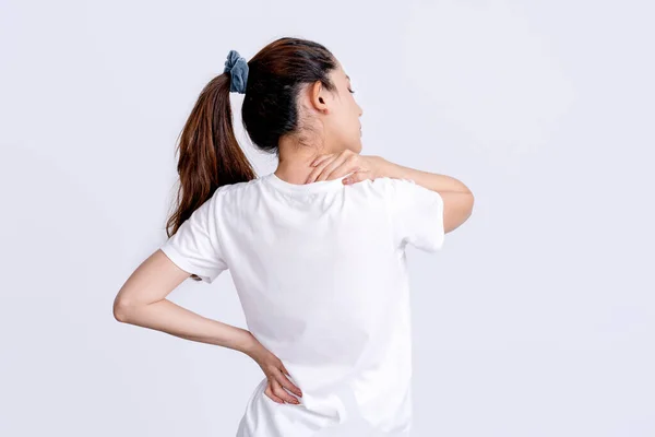 Вид Сзади Молодая Азиатская Женщина Страдающая Боли Спине Шее Изолированы — стоковое фото