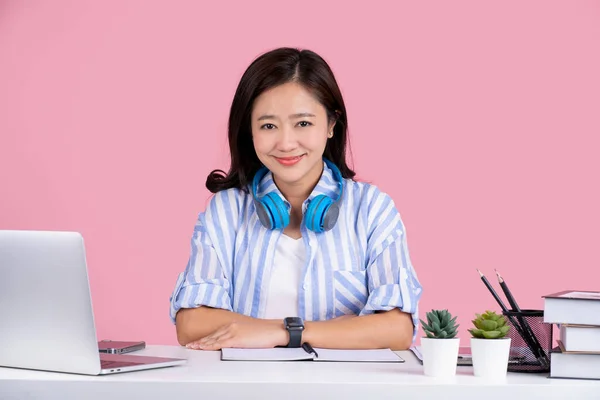 Mladá Asijská Podnikatelka Nosí Krku Ležérní Košili Sluchátka Ona Sedí — Stock fotografie