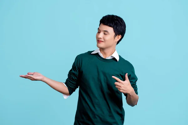 Jovem Empresário Asiático Sorrindo Apontando Para Espaço Cópia Vazio Isolado — Fotografia de Stock