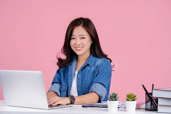 Ασιάτισσα Επιχειρηματίας Φοράει Casual Πουκάμισο Κάθεται Εργασίας Στο Γραφείο Λευκό — Φωτογραφία Αρχείου
