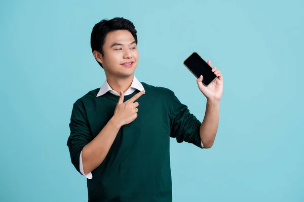 Portré Jóképű Ázsiai Férfi Bemutató Vagy Bemutató Mobiltelefon Alkalmazás Elszigetelt — Stock Fotó
