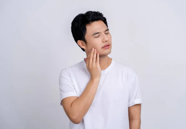 백인들의 문제와 치통을 다루기 아시아 손으로 얼굴을 — 스톡 사진