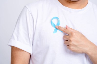 İlaç, Sağlık Hizmetleri - Göğsündeki mavi prostat kanseri farkındalığını gösteren bir adamın elinin yakın çekimi.