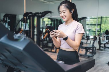 Portre asya kadın egzersiz egzersiz ve sağlıklı spor salonunda eğitim