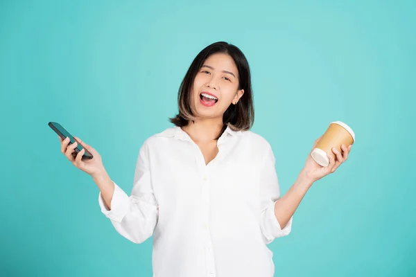 Asian Girl Surprised She Excited She Holding Mobile Phone Coffee — Stockfoto