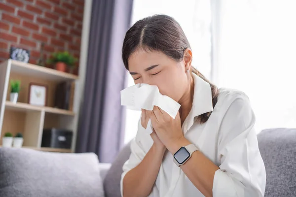 Las Mujeres Poco Saludables Que Usan Tejido Papel Tosiendo Estornudos — Foto de Stock