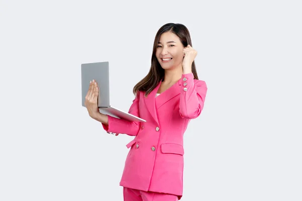 Atraente Bela Mulher Negócios Asiática Vestindo Vestido Rosa Ela Está — Fotografia de Stock