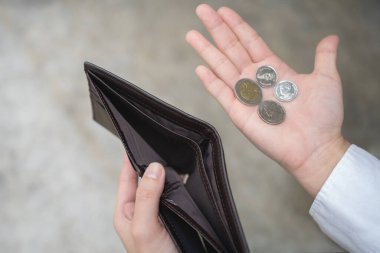 Boş cüzdan taşıyan bir iş adamı. Stresli bir krizle karşı karşıyaydı. Yeni bir iş, durgunluk, iflas, umutsuzluk krizi konsepti bekliyor..