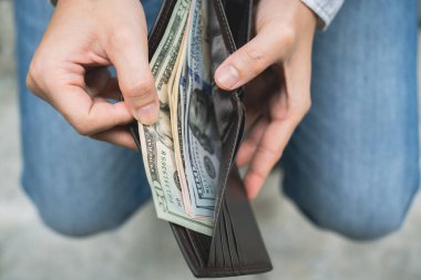 İş adamının elleri cüzdanını açar, para çeker (Amerikan doları). Maliye ve vergi kavramı. 