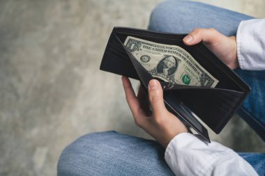 Cüzdan, durgunluk ve umutsuzluk krizi konsepti olarak biraz nakit..