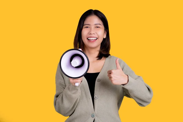 Nadšený Asijské Žena Křičí Megafon Palce Nahoru Izolované Žlutém Pozadí — Stock fotografie