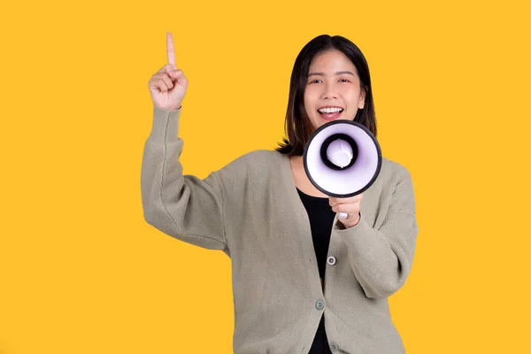Šťastná Asijská Krásná Žena Izolované Žlutém Pozadí Křičela Megafonem Ukazovala — Stock fotografie