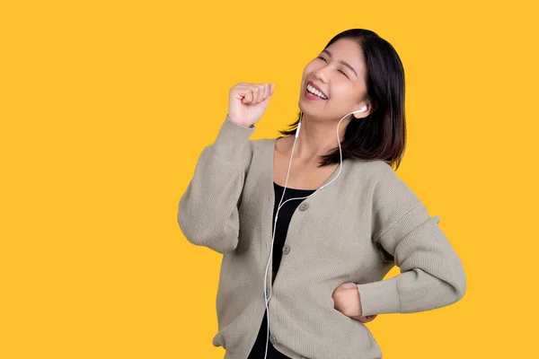 Mulher Bonita Asiática Feliz Cantando Sua Música Favorita Ela Está — Fotografia de Stock
