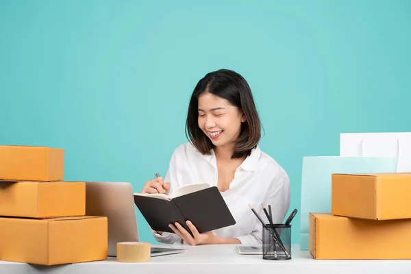 Una Mujer Negocios Asiática Sonriente Con Una Camisa Casual Sienta — Foto de Stock