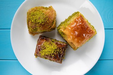 Geleneksel Türk hamur tatlısı Baklava. Üç farklı çeşit Baklava çikolatası, pistaccio ve sek. Pistaccio odaklı çikolatalı pasta. Üst görünüm