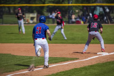 Zagreb, Hırvatistan-20 Nisan 2019: beyzbol maçı beyzbol Kulübü Zagrep ve beyzbol Kulübü Vindija. Oyun alanında beyzbol Runner