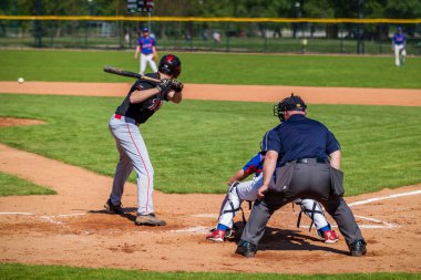 ZAGREB, CROATIA - 20 Nisan 2019: Beyzbol maçı Zagreb ve Vindija Beyzbol Kulübü. Beyzbol vurucusu, yakalayıcı ve hakem.