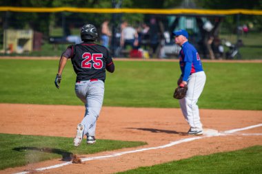 Zagreb, Hırvatistan-20 Nisan 2019: beyzbol maçı beyzbol Kulübü Zagrep ve beyzbol Kulübü Vindija. Oyun alanında beyzbol Runner