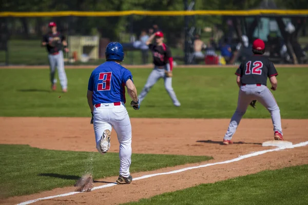 Zagreb, Hırvatistan-20 Nisan 2019: beyzbol maçı beyzbol Kulübü Zagrep ve beyzbol Kulübü Vindija. Oyun alanında beyzbol Runner
