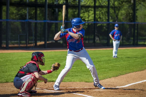 Zagreb, Hırvatistan - 20 Nisan 2019: Beyzbol maçı Zagreb ve Vindija Beyzbol Kulübü. Beyzbol sopası topa vurmak için bekliyor.