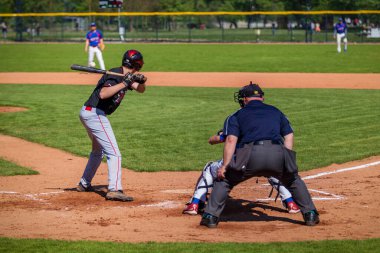 ZAGREB, CROATIA - 20 Nisan 2019: Beyzbol maçı Zagreb ve Vindija Beyzbol Kulübü. Beyzbol vurucusu, yakalayıcı ve hakem.