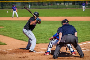 Zagreb, Hırvatistan - 20 Nisan 2019: Beyzbol maçı Zagreb ve Vindija Beyzbol Kulübü. Beyzbol sopası topa vurmak için bekliyor.