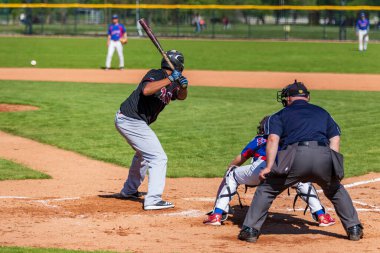 Zagreb, Hırvatistan - 20 Nisan 2019: Beyzbol maçı Zagreb ve Vindija Beyzbol Kulübü. Beyzbol sopası topa vurmak için bekliyor.