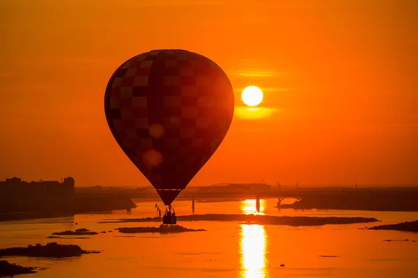 Aerostat Przelatuje Nad Rzeką Kierunku Zachodu Słońca — Zdjęcie stockowe