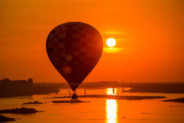 Aeróstato Voa Sobre Rio Direção Pôr Sol — Fotografia de Stock