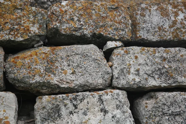 Hüseyin Bey 'in mozolesinin antik taş duvarı