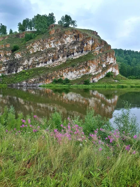 Salavat Kayası, Bashkortostan Cumhuriyeti 'nin Yuryuzan Nehri kıyısındaki Yangantau Geopark' ta yer alan doğal bir simgesidir. Aynı zamanda Nakhi Jeolojik Bölümü olarak da bilinir. Doğanın jeolojik bir anıtı..