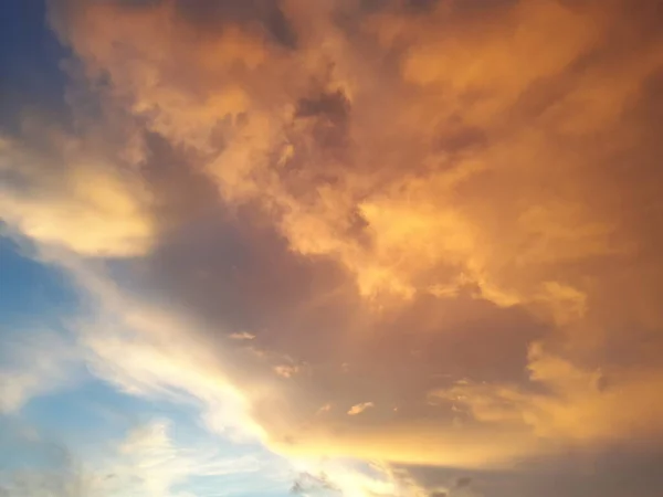 Kartpostallar, arkaplanlar ve çizimler için altın rönesans tarzı gökyüzü