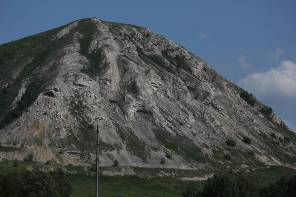 Tratau ya da Toratau - Shikhan, Bashkortostan 'ın Ishimbay bölgesindeki ıssız bir dağ, arkeolojik bir anıt, Toratau Geopark' ın bir parçası olan dünya mirasına sahip bir jeolojik yapı.