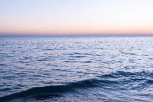 Olas en el crepúsculo —  Fotos de Stock