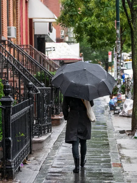 Andando na chuva — Fotografia de Stock