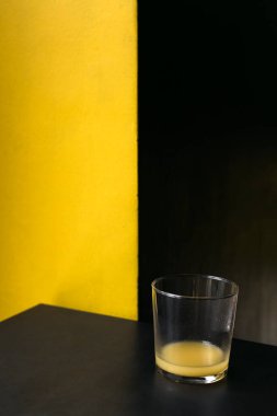 masasında ananas suyu